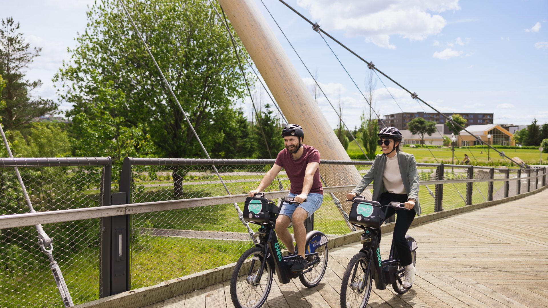 Personnes utilisant le service de vélos électriques àVélo - Mandats - àVélo | Effix - Agence de référence en partenariats