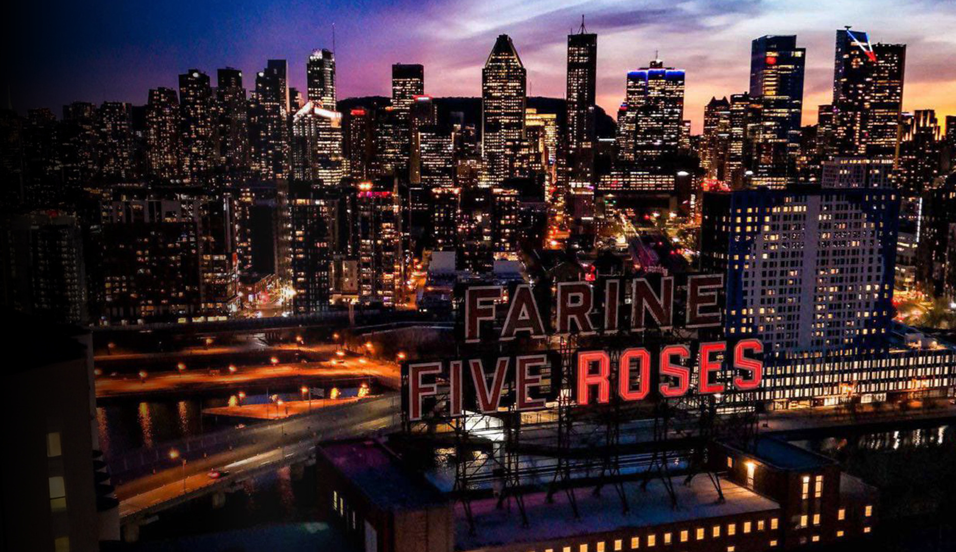 Panorama de la ville de Montréal avec l'emblématique panneau d'affichage de la farine Five Roses - Services - Support & stratégie | Effix - Agence de référence en partenariats