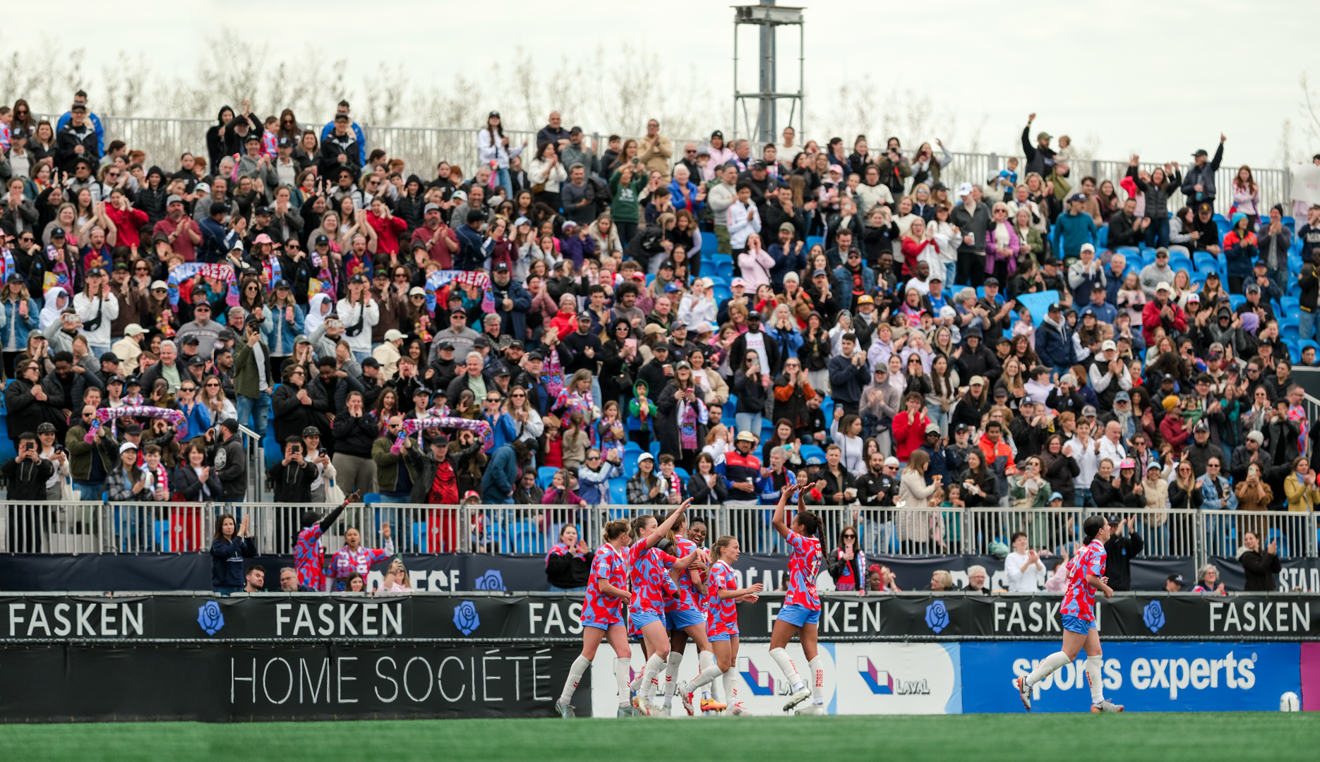 L'équipe de soccer Roses de Montréal - Mandats - Roses | Effix - Agence de référence en partenariats